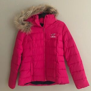 fuchsia pink hollister puffer jacket + a detachable fur lined hood barbie style